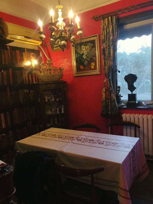 Restaurant or scene from movie? 