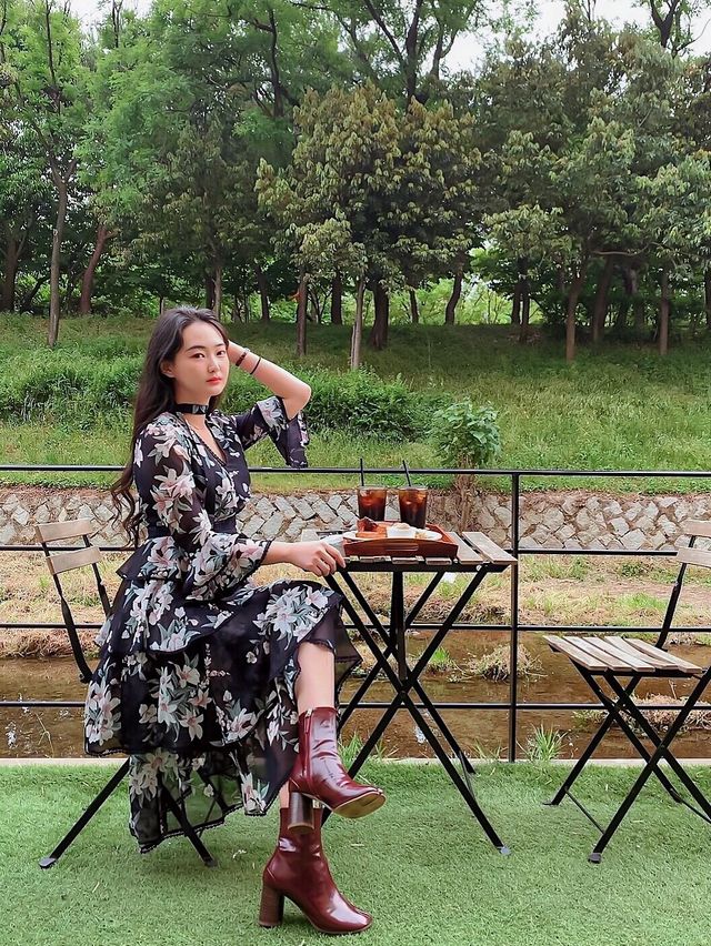 베란다카페 야외 테라스와 개천 뷰