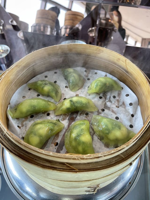 圓形浴缸打卡一流 | 生日送美酒