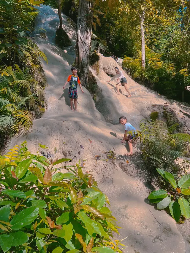 ทำไมถึงเรียกว่า Sticky Waterfall ที่น้ำตกบัวตอง