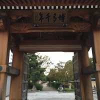 承天寺通りと博多千年門