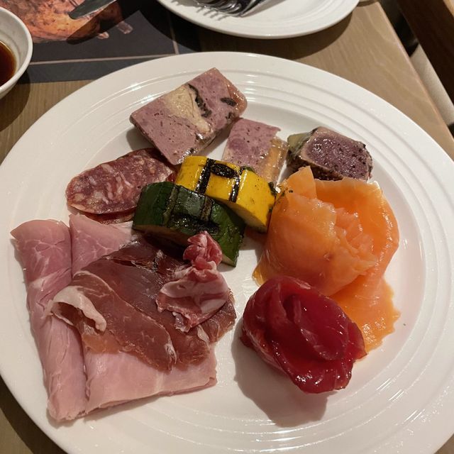 飽覽360度維港景的自助山🧁🍕🌮🫕🥘