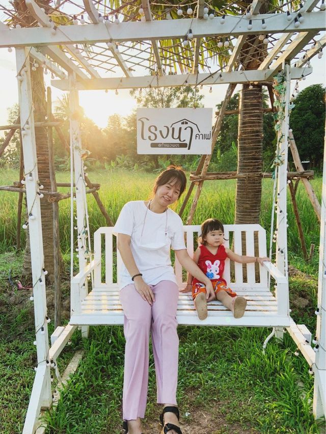 นั่งชิลล์กลางนา ที่ โรงนาคาเฟ่
