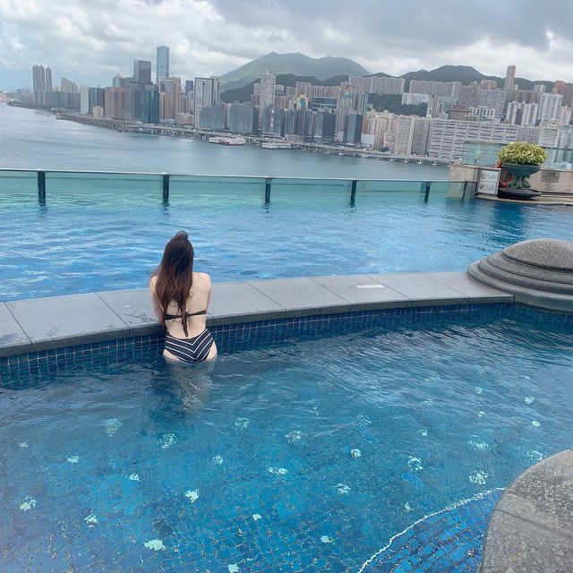 酒店Staycation🤘🏻飽覽維港景色游泳池🏊🏻‍♂️