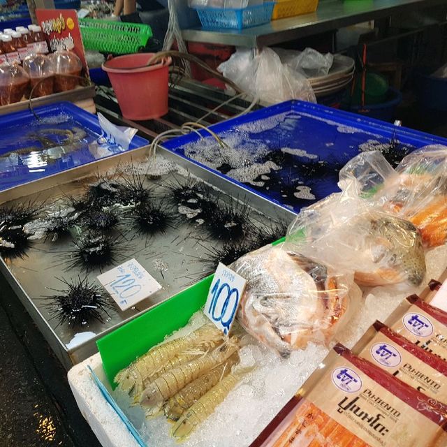 ตลาดรวมอาหารทะเลสดๆ ราคาดีๆ ของชลบุรี