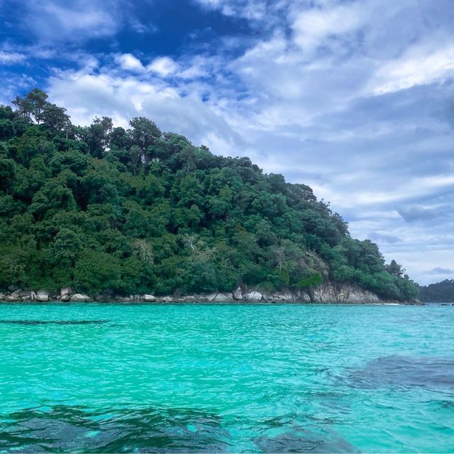 เกาะรอกลอย อัญมณีสีเขียวแห่งท้องทะเล