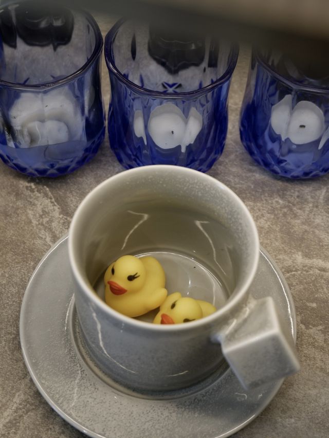 沐浴於樹林與陽光的小黃鴨cafe