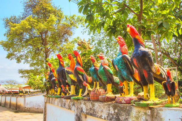 Thai tourism: Bai County Nanhu Temple, impressive rooster.