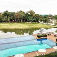 Pool กว้างใหญ่เชื่อมต่อสู่บ่อน้ำธรรมชาติ