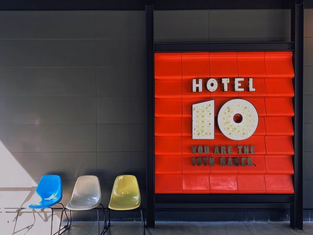 日本初スタジアム一体型ホテル『KEIRIN HOTEL 10』玉野競輪場に宿泊(フロント、共有スペース)