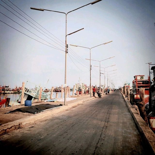คุ้มมาก​ เมื่อเดินเล่น​ หาดบางเสร่​ ยามเช้าตรู่​