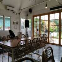 Twin Housemate Cafe