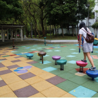 寶康公園兒童遊樂設施方面，設有共8套兒童遊樂設施，包括鞦韆、攀爬架、滑梯及遊戲板等。