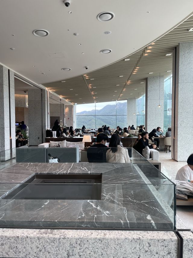 설악산 울산바위를 한눈에! 역대급 웅장한 뷰 카페 ‘ 더 엠브로시아 ‘