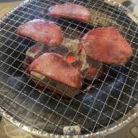【レトロな焼肉店?!】沖縄のおばあの家で絶品お肉をたいらげた！