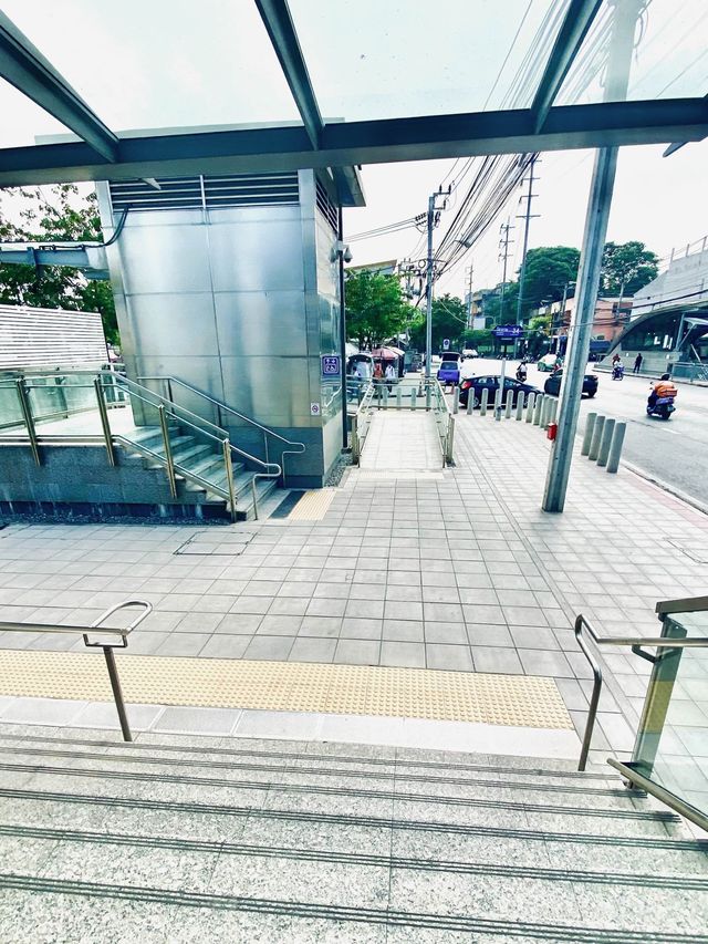 อิสระภาพ รถไฟฟ้า Mrt นักท่องเที่ยวแน่นมาก | กทม.