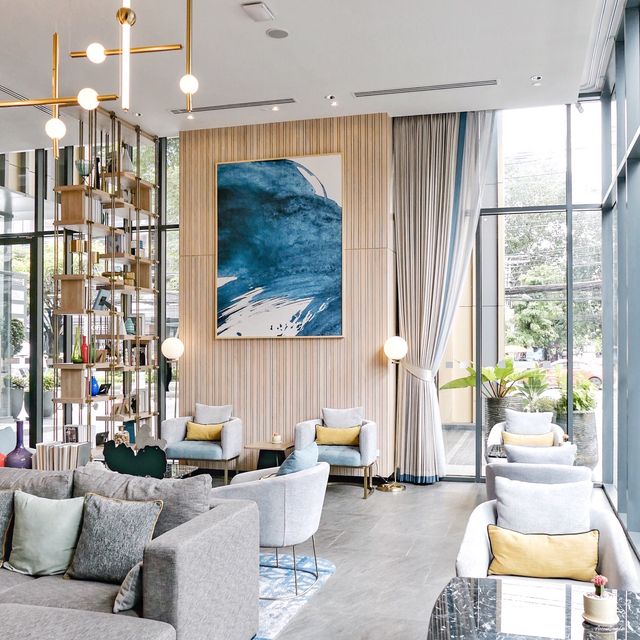 สระว่ายน้ำลอยฟ้า “Stay Bridge Suites” ใจกลางเมือง