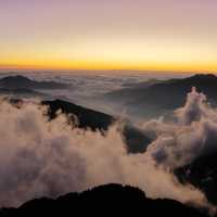 今天帶團到合歡山，難得天氣不錯，用空拍機拍下雲海上的美景，晚上在暗空公園看到滿天的星星和星河，感話天空很賞臉