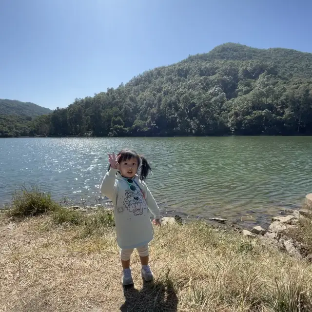 適合親子一齊行既流水響郊遊徑，唔止有湖景，僅需時約2小時就可以來回完成！