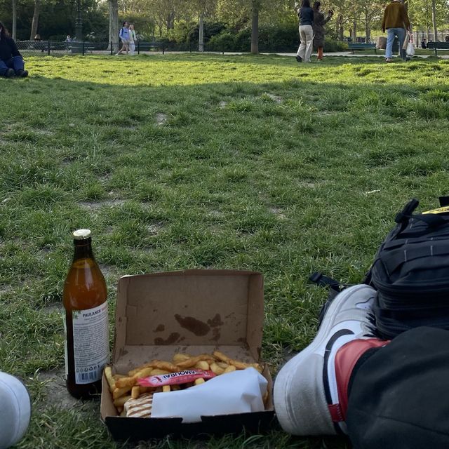 레스토랑보다 맛있는 에펠탑 피크닉 | 마르스 광장