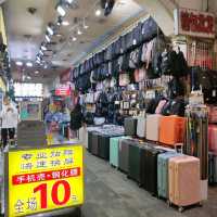 Shopping market and street food in Dongmen