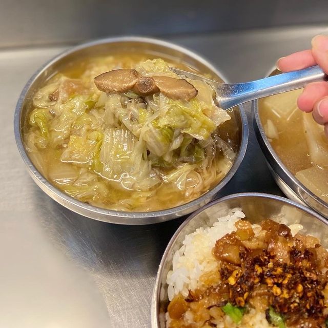 ［新竹/北區］柳家肉燥飯｜新竹城隍廟排隊名店 白菜滷很大碗又便宜୧꒰*´꒳`*꒱૭✧ 