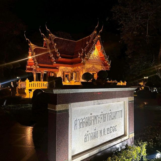 สักการะองค์พระเจ้าตากสินคู่บ้านคู่เมือง