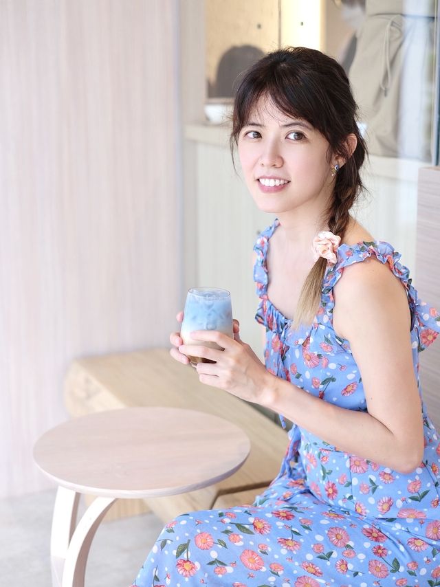 奶白色同木系為主調 Cafe