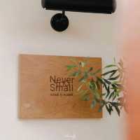 คาเฟ่น่ารัก สไตล์มินิมอล Never too small kohlarn 