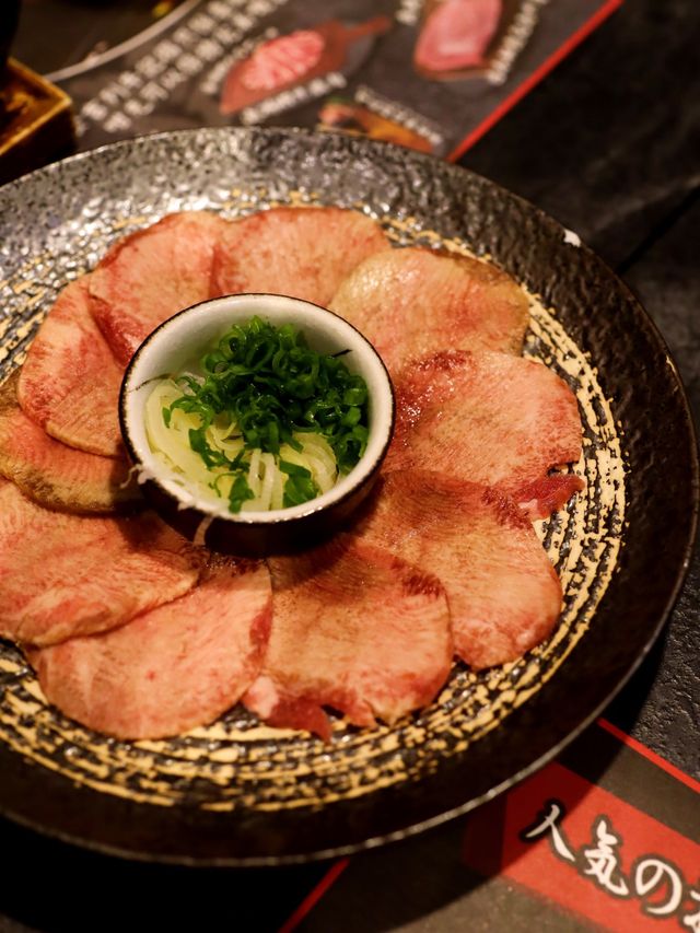 石燒牛舌超級正！燒幾熟自己話事🥰  經過呢間餐廳幾次都話想試吓， 今日終於有時間同蝦子餅一齊嚟食  主要係見到佢有個石燒牛，好似好吸引 之前喺日本食過，食過返尋味 所以我哋都好懷念  鹽蔥薄切牛舌 