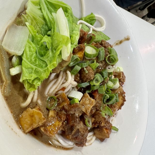 東區小巷弄內的麵店｜雙醬麵超好吃，不一樣乾麵