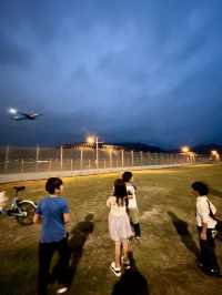 近距離望著飛機衝上雲霄 | 機場跑道尾