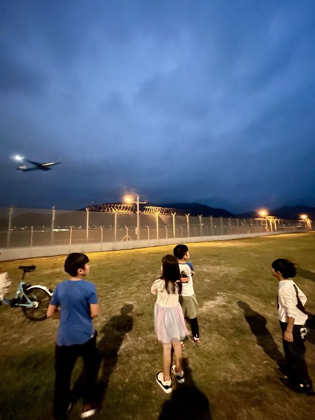 近距離望著飛機衝上雲霄 | 機場跑道尾