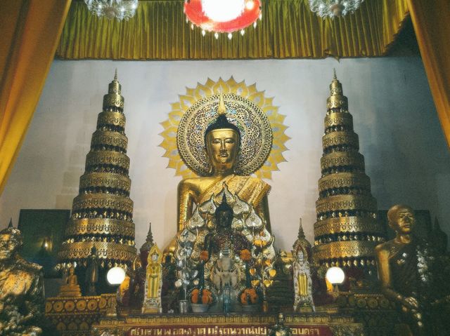 กราบสักการะสิ่งศักดิ์สิทธิ์ วัดถ้ำเชียงดาว