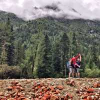 trek in Changping valley , mount siguniang 