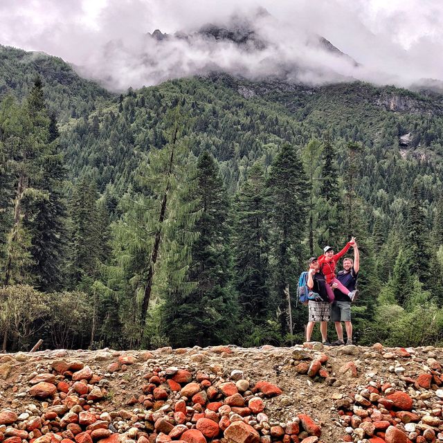 trek in Changping valley , mount siguniang 