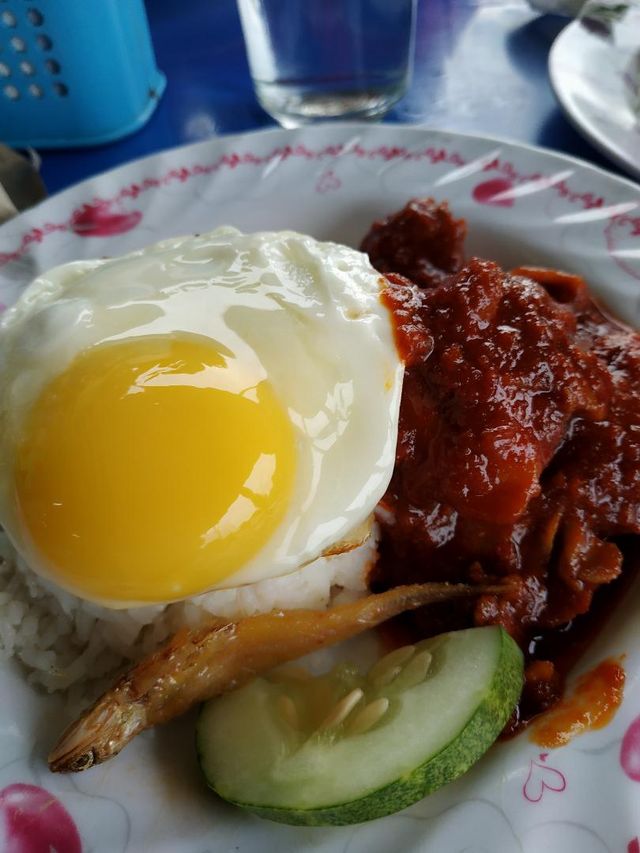 DELICIOUS NASI LEMAK IN MASJID TANAH!