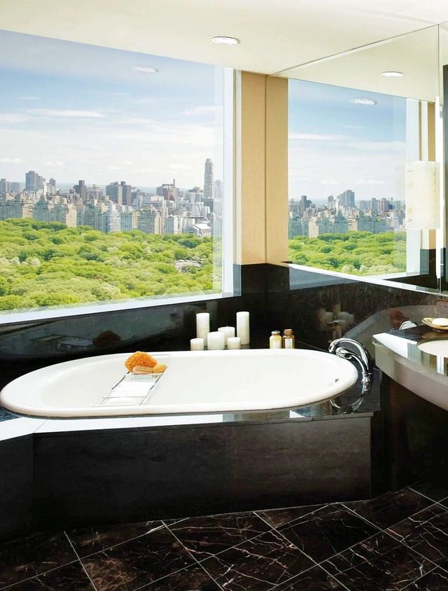 Located in the east of New York, the Mandarin Oriental hotel overlooks the Hudson River and Central Park. ✨