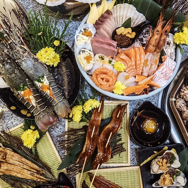 ทั้งกุ้งมังกร เนื้อ ซูชิ เลือกไม่ได้ก็กินทุกอย่าง