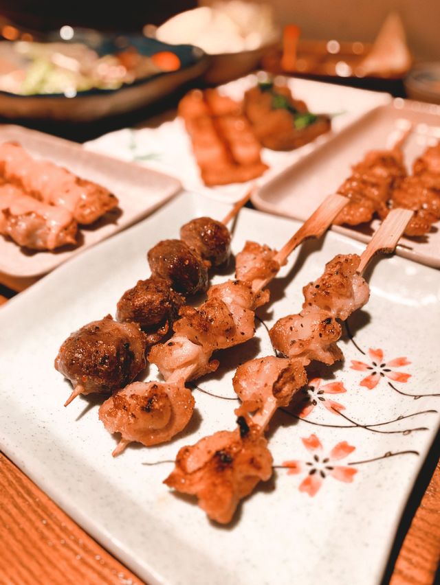 香口串燒  突然好想食串燒，蝦子餅就帶咗我去呢間食 佢話以前同班兄弟都會嚟食🥰  記得以前去日本嘅時候真係好鍾意食串燒 而家冇得去旅行可以食串燒都好開心🥰  首先嚟咗個沙律， 「慢煮赤雞胸溫泉蛋野