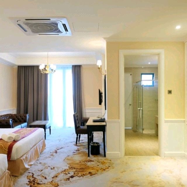big room with jacuzzi n delicious food 
