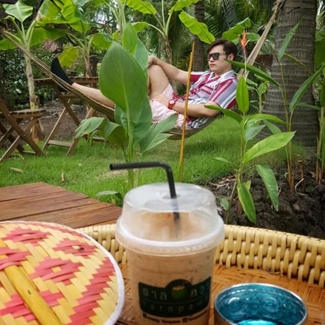 ตาลอัมพวา คาเฟ่วิวสวนในแบบใกล้ชิดธรรมชาติ