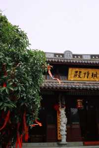 The three sculptures in the Chenghuang Temple in Shaoxing Shengzhou are truly stunning, worthy of being the number one building in Xishan.