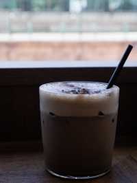輕鐵旁的木系Cafe 