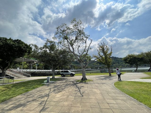 最棒的捷運公園可以直接欣賞捷運