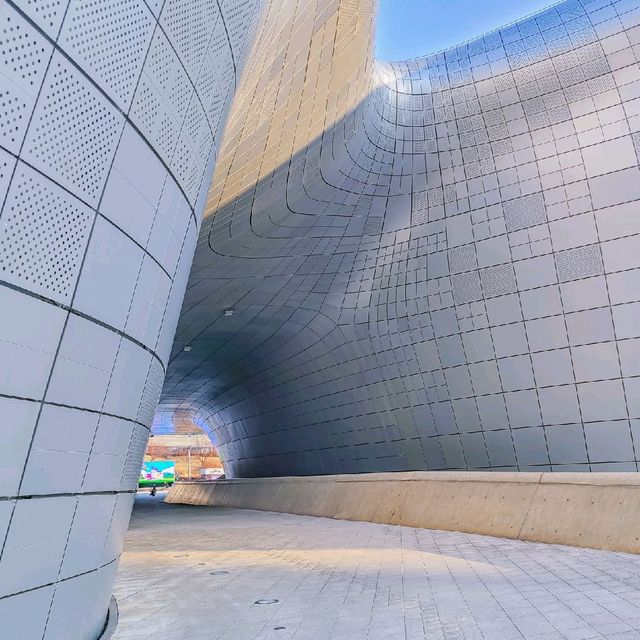 동대문 디자인 플라자, 이색적인 우주선 감성
