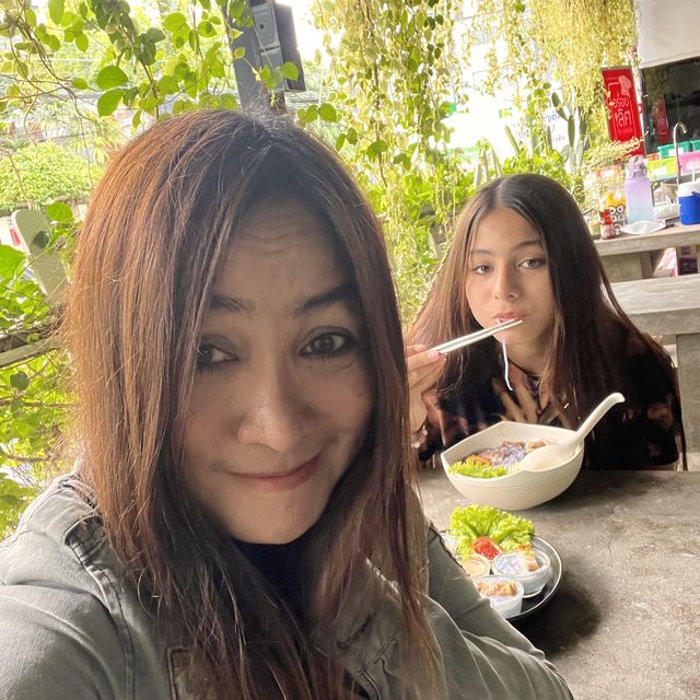  ก๋วยเตี้ยวสีม่วงอัญชัน นุ่มลื่น  เคี่ยวสนุก