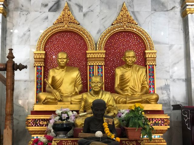 Wat Machimmaram (Sitting Buddha)