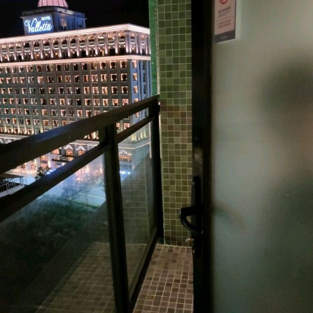 宜蘭礁溪誠闊渡假飯店四人房介紹（浴室拉簾發霉）