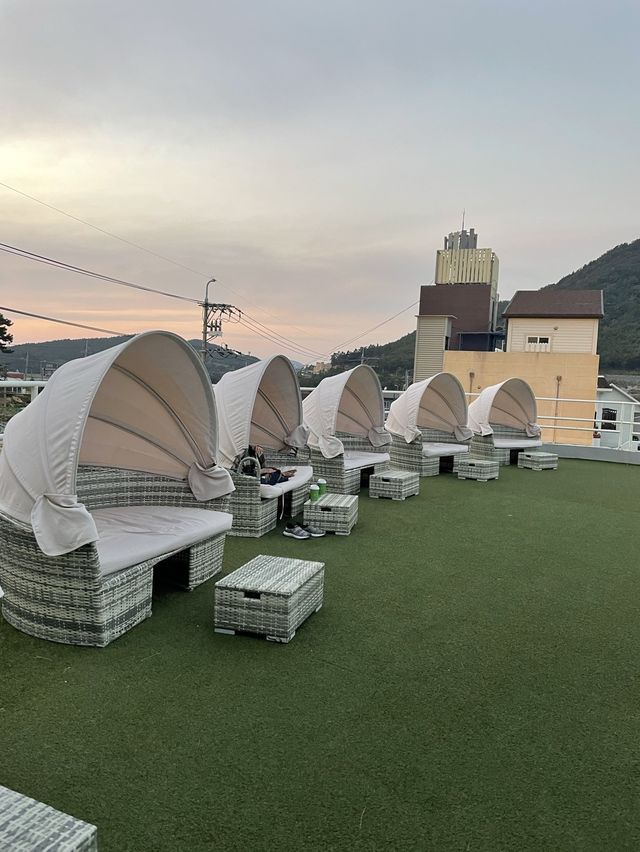 바다를 한눈에 담는 고즈넉 카페